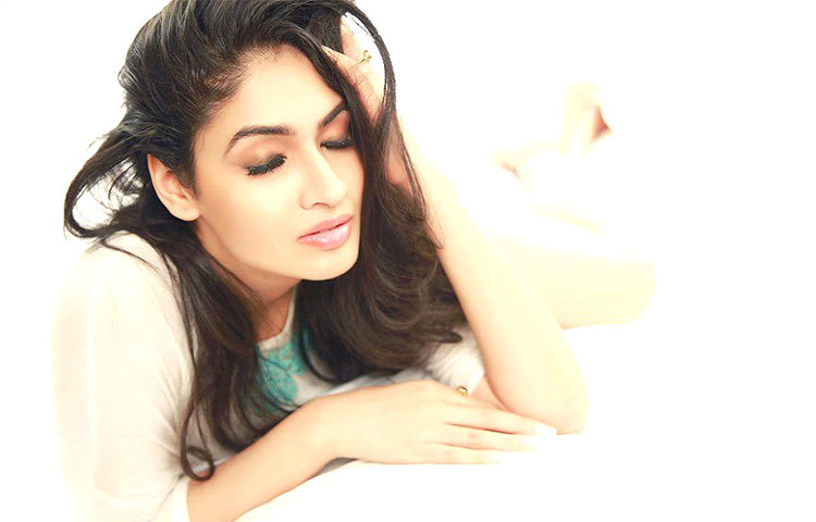 একটি খ্যাতনামা ফ্যাশন হাউজের ফটোশুটে অপরাজিতা। প্রতিনিয়তই তিনি নতুন নতুন পণ্যের মডেলিংয়ের জন্য প্রস্তাব পাচ্ছেন।