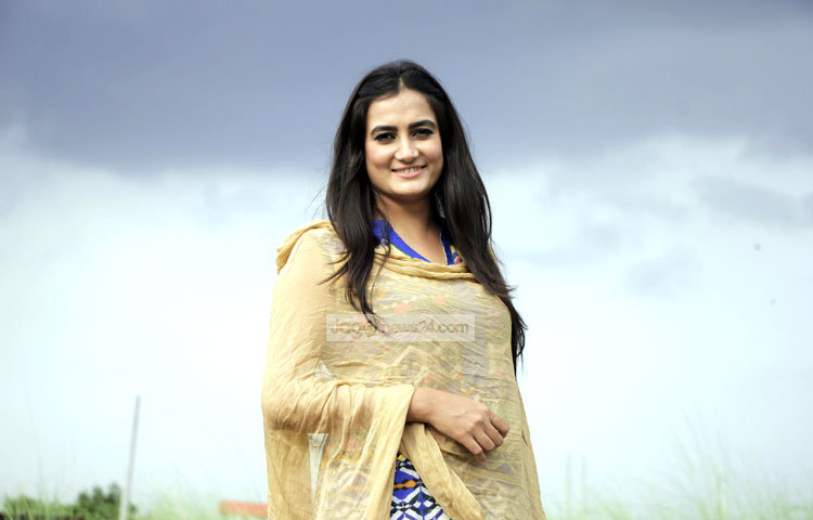 বর্তমান সময়ের জনপ্রিয় মডেল অভিনেত্রী অপর্ণা ঘোষ রূপে-অভিনয়গুণে দর্শক ও নাট্যবোদ্ধারের কাছে প্রশংসিত হয়েছেন। তিনি ছোটপর্দা ও চলচ্চিত্রে সমান তালে কাজ করে যাচ্ছেন। ছবি : মাহবুব আলম।