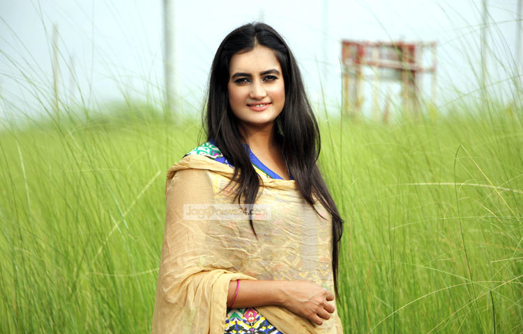 মিষ্টি মুখের অভিনেত্রী অপর্ণা ঘোষ ছোটপর্দায় জনপ্রিয়তা লাভের পর মোস্তফা সরয়ার ফারুকী পরিচালিত &lsquo;থার্ড পারসন সিঙ্গুলার নাম্বার&rsquo; ছবিতে অভিনয়ের মধ্য দিয়ে চলচ্চিত্রে যাত্রা শুরু করেন। ছবি : মাহবুব আলম।