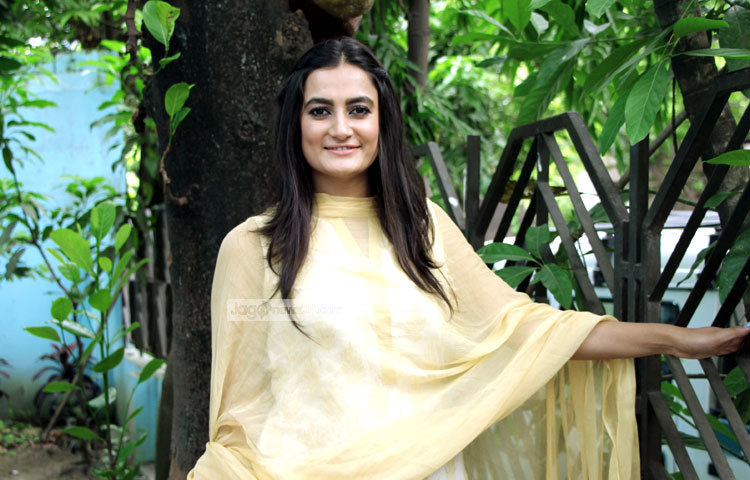 অপর্ণা ঘোষ এরপর গাজী রাকায়েত পরিচালিত মৃত্তিকা মায়া, সুতপার ঠিকানা, জাহিদুর রহিম অঞ্জন পরিচালিত মেঘমল্লার ছবিতে অভিনয় করেছেন। ছবি : মাহবুব আলম।