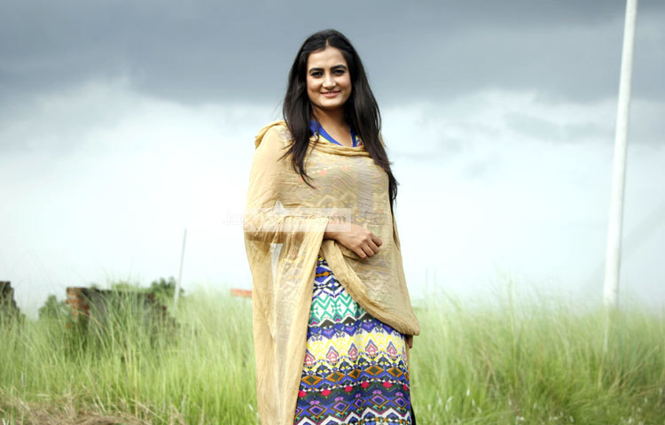 অর্পণা ঘোষ মানসম্পন্ন নাটক, টেলিছবি ও চলচ্চিত্রে অভিনয় করে দর্শকের কাছ থেকে ভালোবাসা পেতে চান। অভিনয়কে নিয়েই তার অষ্টপ্রহরের ধ্যান জ্ঞান। ছবি : মাহবুব আলম।