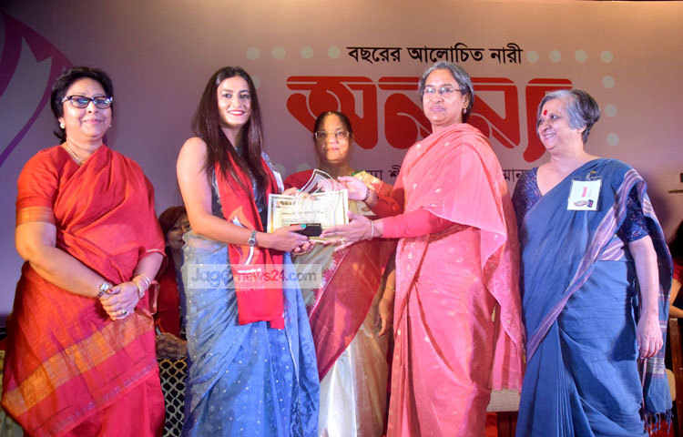 আজ শনিবার (৩ সেপ্টেম্বর) রাজধানীর ফার্মগেটে অবস্থিত কৃষিবিদ ইনস্টিটিউট অডিটোরিয়ামে অপর্ণার হাতে অনন্যা পুরস্কার তুলে দেন সাবেক পররাষ্ট্রমন্ত্রী। ছবি : মাহবুব আলম।