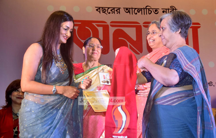 অর্পণাকে উত্তরীয় পরিয়ে দিচ্ছে নারীনেত্রী এবং মানবাধিকারকর্মী খুশি কবির।