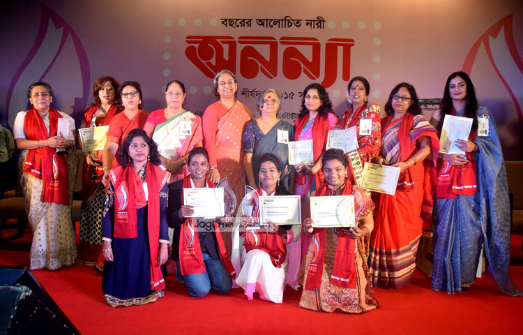 &lsquo;অনন্যা শীর্ষ দশ সম্মাননা&rsquo; প্রাপ্তরা ফটোসেসেশন করছেন। ছবি : মাহবুব আলম।