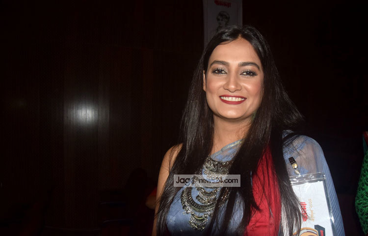 অপর্ণা ঘোষ &lsquo;অনন্যা শীর্ষ দশ সম্মাননা&rsquo; অনুষ্ঠানে জাগো নিউজের চিত্রগ্রাহকের ক্যামেরাবন্দি হয়েছেন। ছবি : মাহবুব আলম।