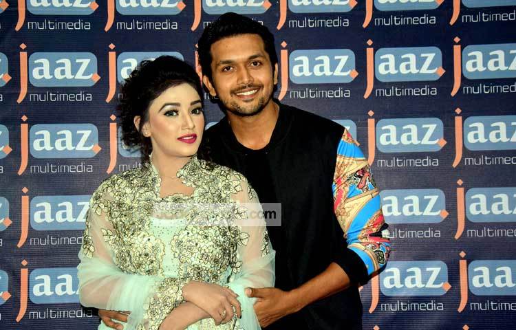 সংবাদ সম্মেলনে ফটো সাংবাদিকদের ক্যামেরায় ধরা দিয়েছেন আরেফিন শুভ ও জলি। ছবি : মাহবুব আলম।