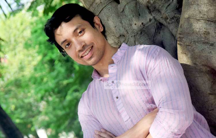 আরেফ &lsquo;ক্রুশ অব দ্য কোহিনূর&rsquo; নামের একটি ছবিতে অভিনয় করবেন বলে সম্প্রতি চুক্তিবদ্ধ হয়েছেন। এ ছবিটি পরিচালনা করছেন রাঘব মুরালি। ছবি : মাহবুব আলম।