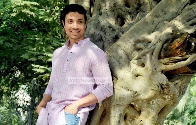 &lsquo;ক্রুশ অব দ্য কোহিনূর&rsquo; শীর্ষক ছবিতে আরেফের সহশিল্পীরা হলেন ভারতীয় অভিনেত্রী ঋত্বিকা রামনালি ও তারিনি পাল। ছবি : মাহবুব আলম।