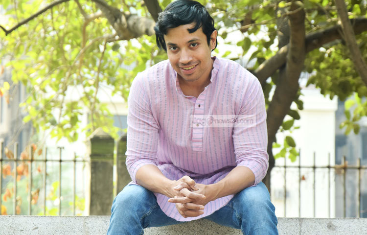 হলিউডের এ ছবি প্রসঙ্গে আরেফ জানান, &lsquo;ক্রুশ অব দ্য কোহিনূর&rsquo; মূলত হীরা চুরির ঘটনা নিয়ে অ্যাকশন ও ব্যঙ্গাত্মক চলচ্চিত্র নির্মিত হবে। এটি হিন্দি ও ইংরেজি ভাষায় নির্মিত হবে। ছবি : মাহবুব আলম।