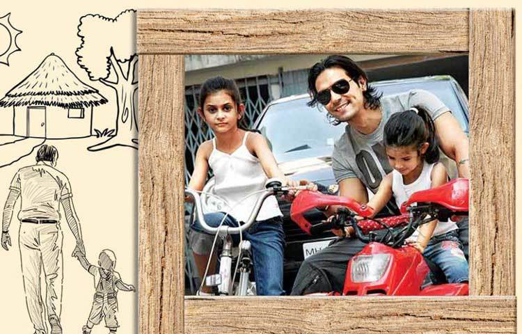 দুই মেয়ে মাহিকা ও মাইরার সঙ্গে অর্জুন রামপাল।