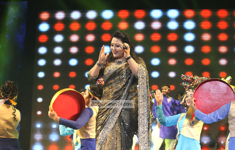 আড়ং ডেইরি-চ্যানেল আই বাংলার গানের চূড়ান্ত পর্বে সঙ্গীত পরিবেশন করছেন জনপ্রিয় সঙ্গীতশিল্পী মমতাজ। ছবি : মঞ্জুরুল আলম।