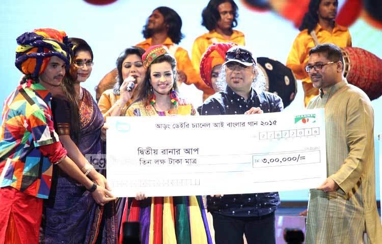 একজন বিজয়ীকে পুরস্কার প্রদান করা হচ্ছে। পুরস্কার প্রদান করছেন জনপ্রিয় ব্যান্ড তারকা আইয়ুব বাচ্চু। ছবি : মঞ্জুরুল আলম।