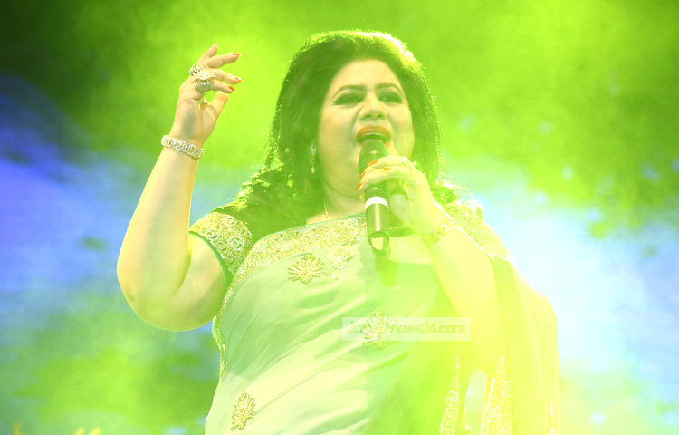 আড়ং ডেইরি-চ্যানেল আই বাংলার গানের চূড়ান্ত পর্বে সঙ্গীত পরিবেশন করছে রুনা লায়লা।ছবি : মঞ্জুরুল আলম।