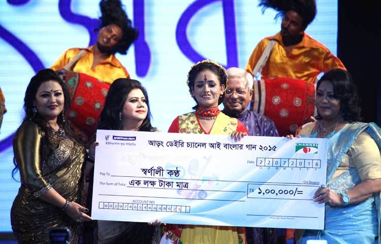 পুরস্কার প্রদান করছেন সঙ্গীতশিল্পী রুনা লায়না ও মমতাজ। ছবি : মঞ্জুরুল আলম।