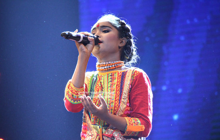 আড়ং ডেইরি-চ্যানেল আই বাংলার গানের চূড়ান্ত পর্বে সঙ্গীত পরিবেশন করছে এক প্রতিযোগী।ছবি : মঞ্জুরুল আলম।