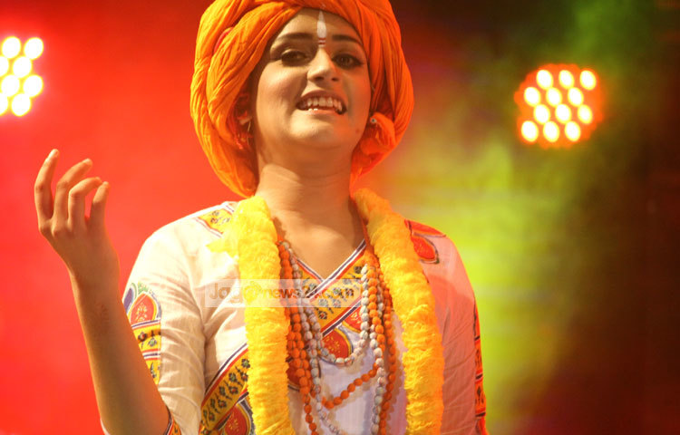 আড়ং ডেইরি-চ্যানেল আই বাংলার গানের চূড়ান্ত পর্বে সঙ্গীত পরিবেশন করছে এক প্রতিযোগী। ছবি : মঞ্জুরুল আলম। ছবি : মঞ্জুরুল আলম।