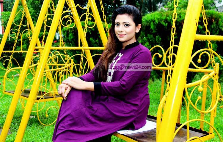 চলচ্চিত্রে অভিনয়ের ব্যাপারে আশার ভাষ্য হচ্ছে এমন &lsquo;আমি আগে অভিনয়ে নিজেকে আরো পারদর্শী করে তুলতে চাই। তারপর না হয় চলচ্চিত্রে অভিনয় করবো।&rsquo; ছবি : এসডি প্রিন্স।