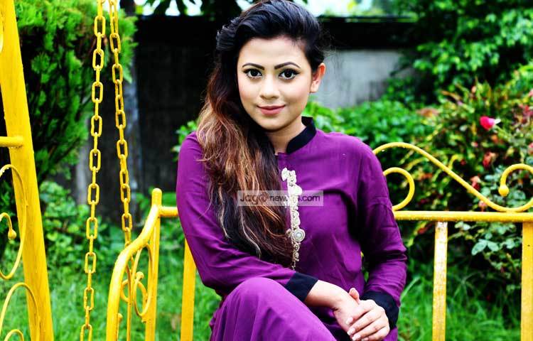 ভিট টপ মডেল হয়ে সেই স্বপ্নের সিঁড়িটার পথে পা বাড়াতে শুরু করেছেন আশা। টপ মডেল হবার পর প্রথম বিজ্ঞাপনের কাজ দিয়ে মিডিয়াতে যাত্রা শুরু করেন। ছবি : এসডি প্রিন্স।