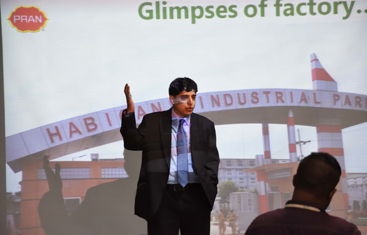 ইউনিভার্সিটি অব লিবারেল আর্টস বাংলাদেশে (ইউল্যাব) &lsquo;দি ইন্সপাইরেশনাল জার্নি অব প্রাণ : ফ্রম লোকাল টু গ্লোবাল&rsquo; শীর্ষক সেমিনারে বক্তব্য রাখছেন প্রাণ-আরএফএল গ্রুপের উপ-ব্যবস্থাপনা পরিচালক আহসান খান চৌধুরী।ছবি : দিদারুল করিম।