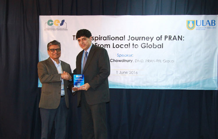 ইউনিভার্সিটি অব লিবারেল আর্টস বাংলাদেশে (ইউল্যাব) &lsquo;দি ইন্সপাইরেশনাল জার্নি অব প্রাণ : ফ্রম লোকাল টু গ্লোবাল&rsquo; শীর্ষক সেমিনারে প্রাণ-আরএফএল গ্রুপের উপ-ব্যবস্থাপনা পরিচালক আহসান খান চৌধুরী ও ইউল্যাবের উপাচার্য ইমরান রহমান। ছবি : দিদারুল করিম।