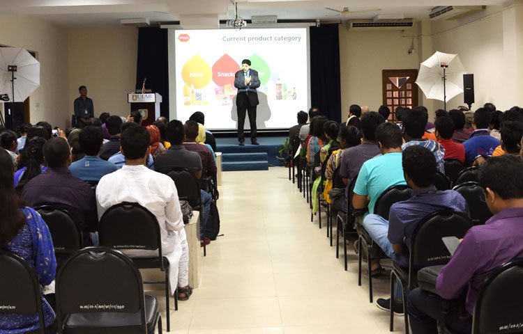 ইউনিভার্সিটি অব লিবারেল আর্টস বাংলাদেশে (ইউল্যাব) &lsquo;দি ইন্সপাইরেশনাল জার্নি অব প্রাণ : ফ্রম লোকাল টু গ্লোবাল&rsquo; শীর্ষক সেমিনারে বক্তব্য রাখছেন প্রাণ-আরএফএল গ্রুপের উপ-ব্যবস্থাপনা পরিচালক আহসান খান চৌধুরী।ছবি : দিদারুল করিম।