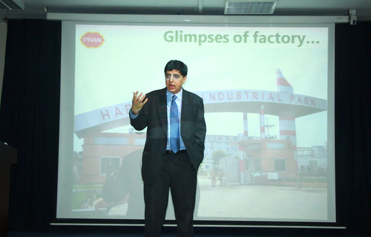 ইউনিভার্সিটি অব লিবারেল আর্টস বাংলাদেশে (ইউল্যাব) &lsquo;দি ইন্সপাইরেশনাল জার্নি অব প্রাণ : ফ্রম লোকাল টু গ্লোবাল&rsquo; শীর্ষক সেমিনারে বক্তব্য রাখছেন প্রাণ-আরএফএল গ্রুপের উপ-ব্যবস্থাপনা পরিচালক আহসান খান চৌধুরী।ছবি : দিদারুল করিম।