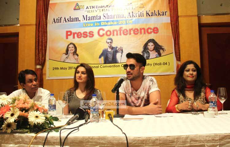 আজ রাতে ঢাকাই শ্রোতাদের মাতাবেন পাকিস্তানের খ্যাতিমান সংগীতশিল্পী আতিফ আসলাম। দুপুরে গুলশানের একটি অভিজাত হোটেলে আতিফ সাংবাদিকদের এ কথা জানান। ছবি : মাহবুব আলম।