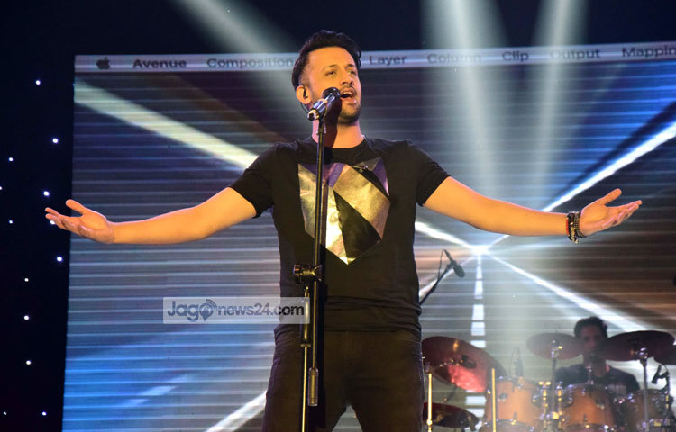 উপমহাদেশের জনপ্রিয় শিল্পী আতিফ আসলাম &lsquo;রিদম ফর অল উইথ আতিফ আসলাম নাইট লাইভ ইন ঢাকা&rsquo; শীর্ষক কনসার্টে গতকাল (২৯ মে) রাতে ঢাকাই শ্রোতাদের মাতিয়ে গেলেন। ছবি: মাহবুব আলম।