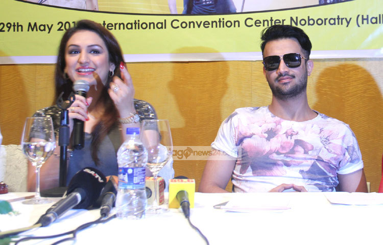 সন্ধ্যা ৬টায় রাজধানীর ইন্টারন্যাশনাল কনভেনশন সিটি বসুন্ধরার নবরাত্রি হলে &lsquo;রিদম ফর অল উইথ আতিফ আসলাম নাইট লাইভ ইন ঢাকা&rsquo; কনসার্টে আতিফ আসলাম গানে গানে ঢাকাই শ্রোতাদের মুগ্ধ করবেন। ছবি : মাহবুব আলম।