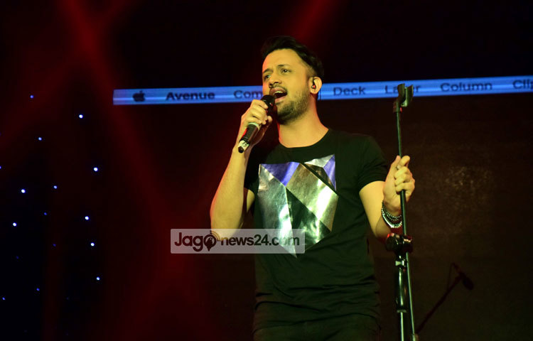 কনসার্টে ঢাকাবাসীদের মধ্যরাত পর্যন্ত আতিফ মাতিয়ে রাখেন। তার সঙ্গে আরো ছিলেন ভারতের দুই জনপ্রিয় সংগীতশিল্পী আকৃতি কাক্কর ও মমতা শর্মা। ছবি: মাহবুব আলম।