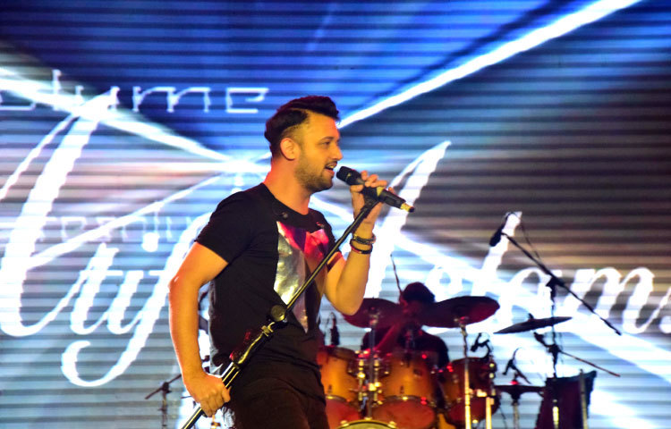 আতিফ আসলামের এ কনসার্ট &lsquo;এটিএন এন্টারটেইনমেন্ট&rsquo;র আয়োজনে রাজধানীর বসুন্ধরা কনভেনশন সিটির নবরাত্রি হলে অনুষ্ঠিত হয়। অনুষ্ঠানটির উপস্থাপনায় ছিলেন জনপ্রিয় দুই তারকা উপস্থাপক দেবাশীষ বিশ্বাস ও আমব্রিন। ছবি: মাহবুব আলম।