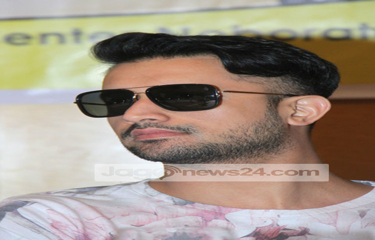 সংবাদ সম্মেলনের ফাঁকে ফটোসাংবাদিকের ক্যামেরায় আতিফ আসলাম। ছবি : মাহবুব আলম।