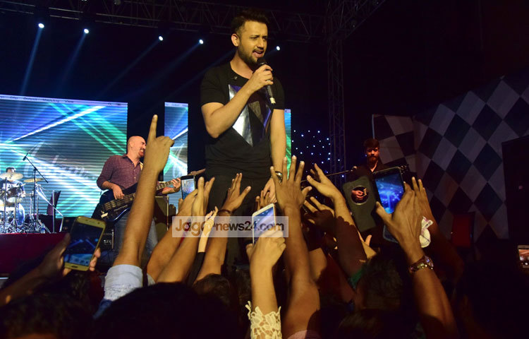 আতিফ আসলাম ঢাকাই সঙ্গীত পিপাসুদের ভালোবাসা গ্রহণ করছেন। ছবি: মাহবুব আলম।