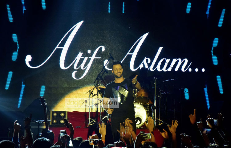 সঙ্গীতের সুরে শ্রোতা-দর্শকদেরর মাতিয়ে তুলছেন আতিফ আসলাম। ছবি: মাহবুব আলম।