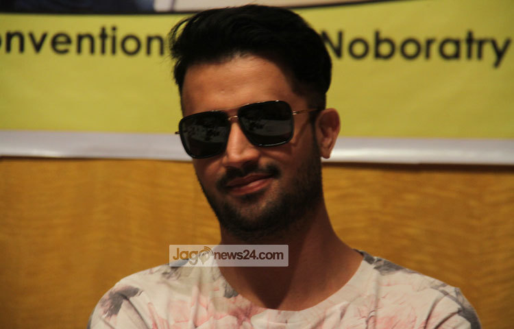 আতিফ আসলামের সঙ্গে সংবাদ সম্মেলনে উপস্থিত ছিলেন ভারতীয় কণ্ঠশিল্পী আকৃতি কাক্কার। ছবি : মাহবুব আলম।ছবি : মাহবুব আলম।