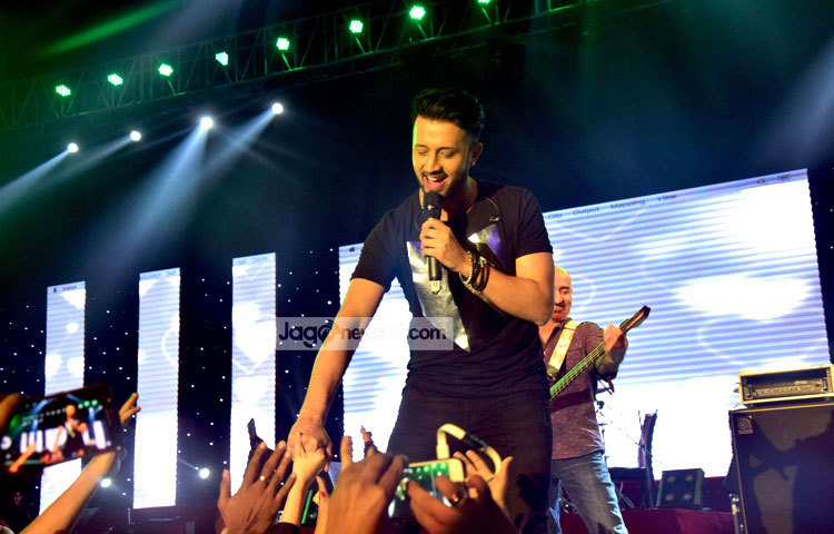 আতিফ আসলাম &lsquo;তুহি সহি যায়ে না&rsquo;, &lsquo;তেরা হনে লাগা&rsquo;, &lsquo;তু চাহিয়ে&rsquo;, &lsquo;তুম হি হো&rsquo;, &lsquo;ও জানে যা&rsquo;, &lsquo;কাভি কাভি মেরে দিলমে&rsquo;, &lsquo;হুয়া তেরে পেয়ার&rsquo;, &lsquo;জিয়া জিয়া মেরে&rsquo;র মত জনপ্রিয় সব গান পরিবেশন করেন। ছবি: মাহবুব আলম।