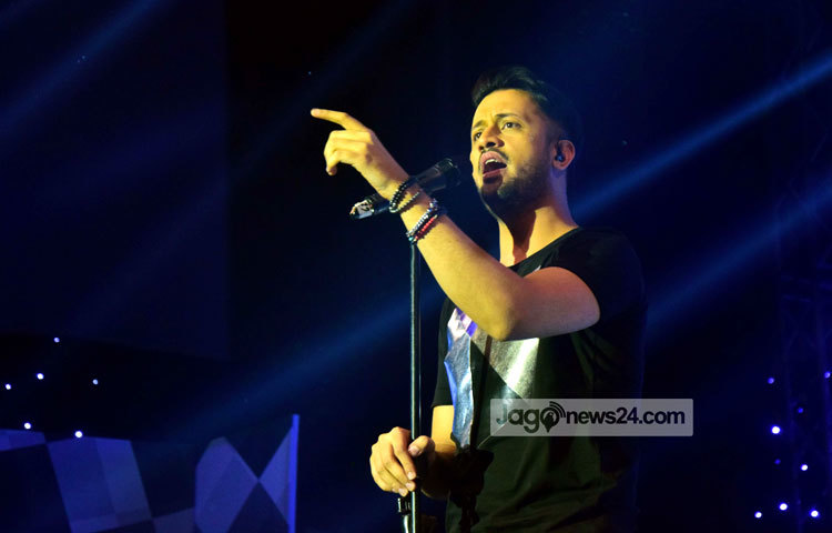 সঙ্গীত পরিবেশন শেষে আতিফ আসলাম আবারও ঢাকায় আসার ইচ্ছা ব্যক্ত করেন। ছবি: মাহবুব আলম।