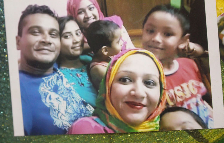 একান্ত পারিবারিক আবহে এসপি বাবুল আক্তারের নিহত স্ত্রী মাহমুদা আক্তার মিতু। তার পারিবারিক অ্যালবাম থেকে এ ছবি এ সংগ্রহ করা হয়েছে।