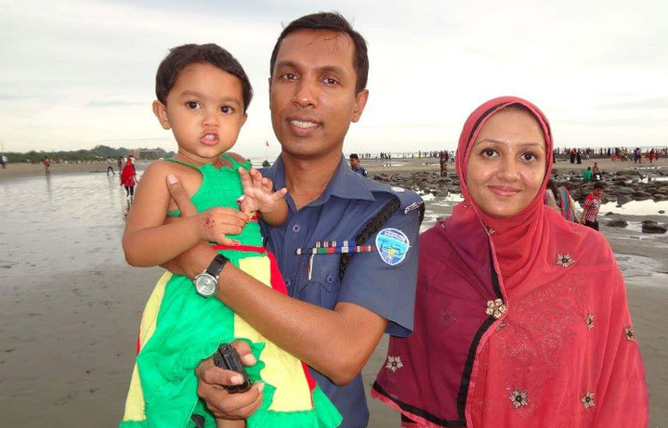 মেয়ে তাবাসসুমকে কোলে নিয়ে বাবুল আক্তার। সঙ্গে নিহত স্ত্রী মাহমুদা আক্তার মিতু।