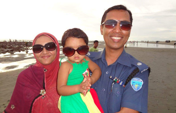 বাবুল আক্তার পরিবার নিয়ে গত ৩ বছর ধরে নগরীর পাঁচলাইশ থানাধীন ওআর নিজাম রোড (মেট্রোপলিটন হাসপাতালের পিছনের বিল্ডিং) ইক্যুইটি সেঞ্চুরিয়াম ভবনে বসবাস করতেন।