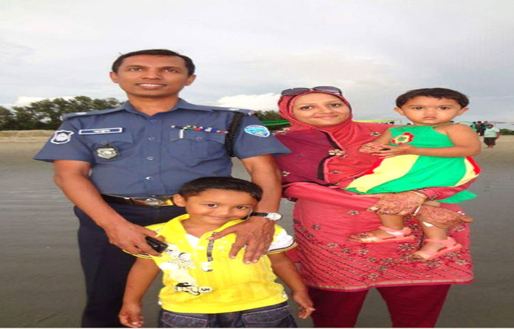 এসপি বাবুল আক্তারের অনুপস্থিতিতে ছেলে মাহির (৭) ও মেয়ে তাবাসসুমকে নিয়ে মাহমুদা আক্তার মিতু বাস করে আসছিলেন।