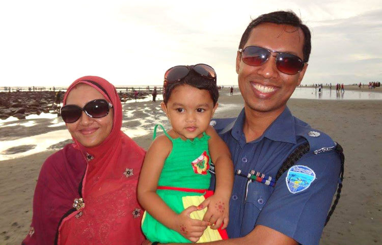 আজ (৫ জুন) সকাল সাড়ে ৬টার দিকে ছেলে মাহিরকে নিয়ে স্কুলে যাওয়ার পথে নির্মমভাবে নিহত হন এসপি বাবুল আক্তারের স্ত্রী মাহমুদা আক্তার মিতু।