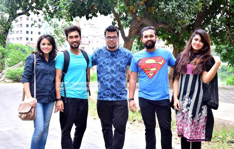 বুধবার থেকে (৪ মে) রাজধানীর এয়ারপোর্টের কাছাকাছি কাওলায় নাটকটির শুটিং শুরু হয়েছে। ছবি : মাহবুব আলম।