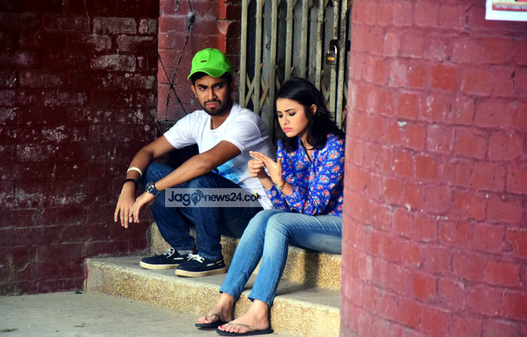 মাবরুর রশিদ বান্নাহর গল্প ভাবনায় &lsquo;ব্যাকবেঞ্চারস&rsquo; রচনা করছেন ইফতেখার আহমেদ ওশিন। ছবি : মাহবুব আলম।