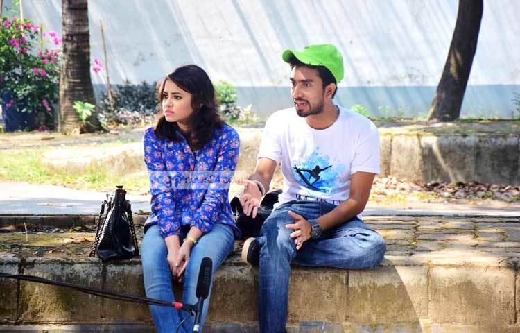 &lsquo;ব্যাকবেঞ্চারস&rsquo; ধারাবাহিকে অভিনয় করছেন জোভান, শবনম ফারিয়া, সালমান মুক্তাদির, তাসনুভা তিশা, সামিলা মালিয়া, নদী, রজত, রোকসানা হিরা, শোয়াইব মনির, সিয়াম নাসির, শাওন প্রমুখ। ছবি : মাহবুব আলম।