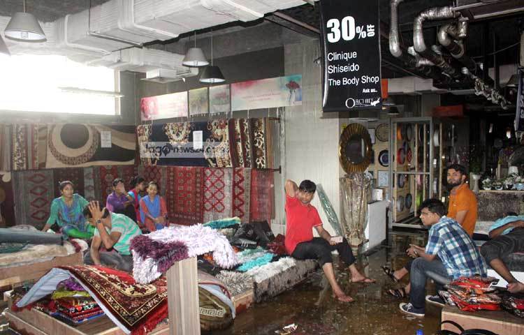 সরেজমিনে গিয়ে দেখা যায়, ভবনের নিচ তলায় মাটিতে কাপড় বিছিয়ে দুটি পরিবার বসে রয়েছে। তারা জানান, ১২৬টি পরিবার এই ভবনগুলোতে বাস করতো। ছবি : বিপ্লব দিক্ষিৎ।