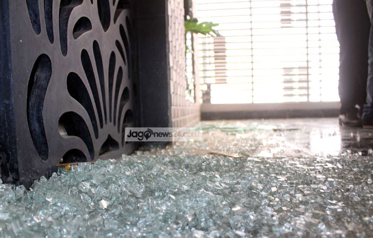 অগ্নিকাণ্ডের ঘটনায় গৃহহীন হয়ে পড়েছে অর্ধশত পরিবার। মঙ্গলবার রাতে ভবনটিতে আগুন লাগে। ছবি : বিপ্লব দিক্ষিৎ।