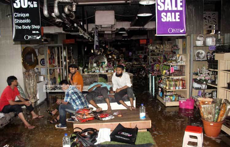 ফায়ার সার্ভিসের পক্ষ থেকে দাবি করা হয়েছে ভবনের বিভিন্ন স্থানে ফাটল ধরায় ভবনটি ঝুঁকিপূর্ণ হয়ে পড়েছে। ছবি : বিপ্লব দিক্ষিৎ।