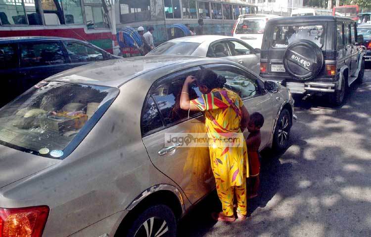 রমজান মাসে জাকাত-ফিতরা ও ঈদ উপলক্ষে দান-খয়রাত সংগ্রহে রাজধানীতে বেড়েছে&nbsp; মৌসুমী ভিক্ষুকের সংখ্যা। ছবি : বিপ্লব দিক্ষিৎ।