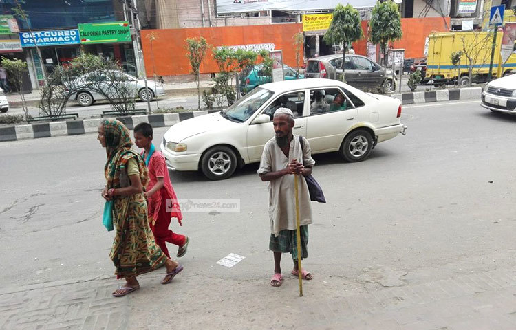 দেশের অন্যান্য শহরের তুলনায় ঢাকা শহরে জাকাত-ফিতরার টাকা তুলনামূলক বেশি পাওয়া যায়, আর এ কারণে রমজানের সময়ে বেড়ে যায়&nbsp; মৌসুমী ভিক্ষুকের সংখ্যা। ছবি : বিপ্লব দিক্ষিৎ।